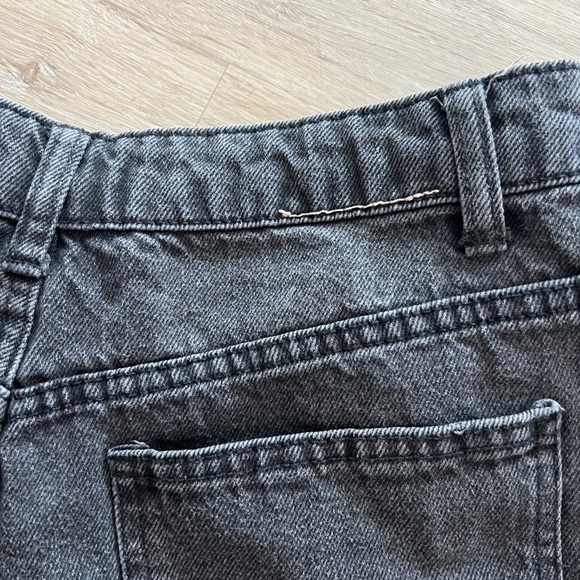 AS IS Zara mom-style stiff denim shorts in washed black, SZ likely 2 - Picture 8 of 9